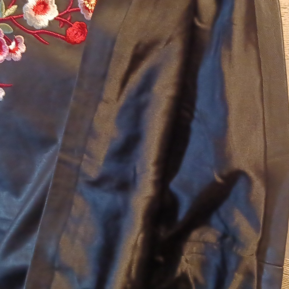 Forever 21 Women's Black Faux Leather Mini Skirt With Embroidered. L - Picture 11 of 11